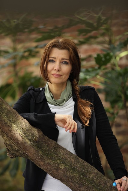 Elif Shafak c. Ferhat Elik